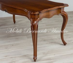 Tavolo realizzato in noce stile barocco con gambe curve e piano sagomato